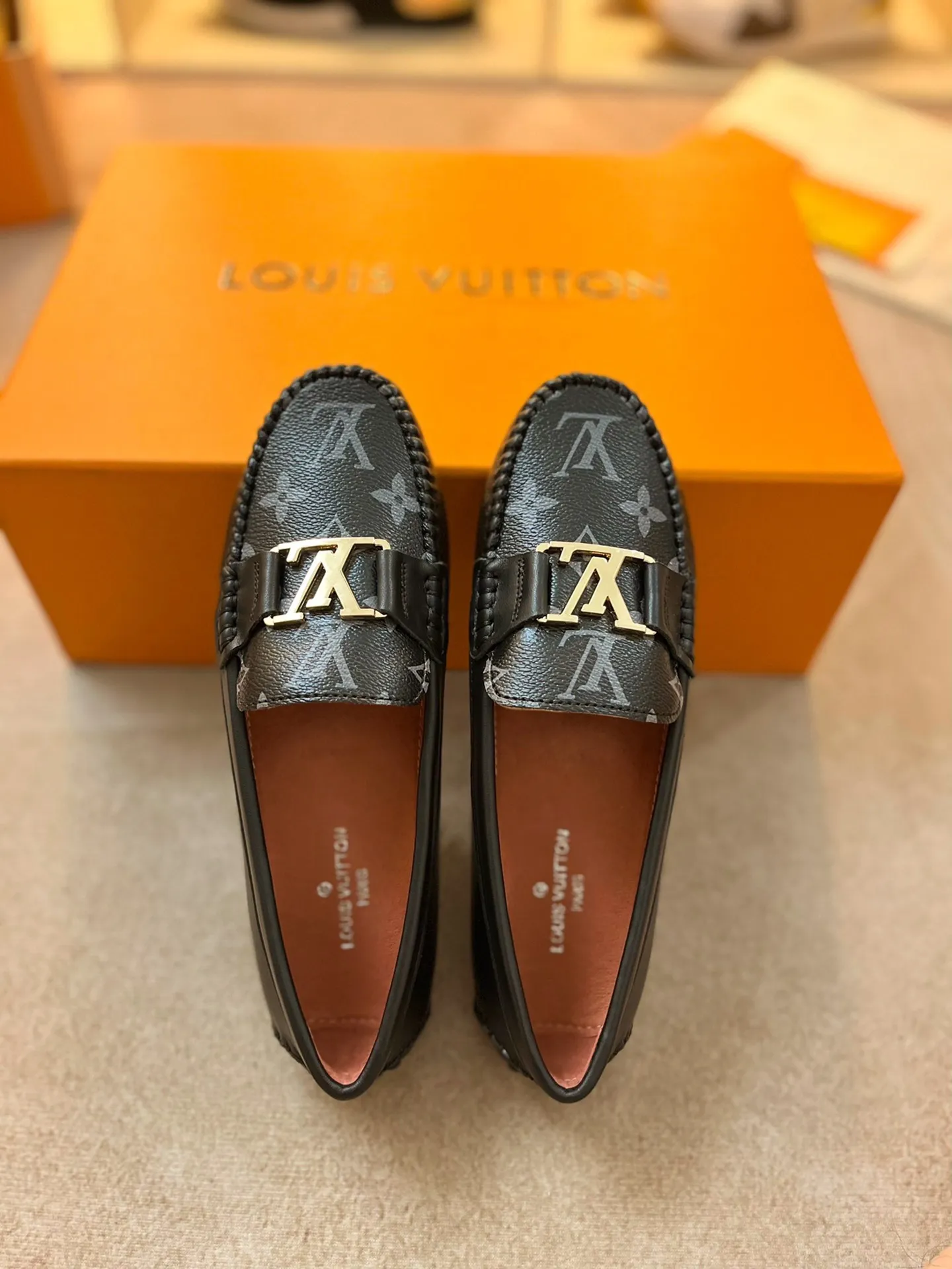 p460💰Couple model❤️🇫🇷 𝙇𝙤𝙪𝙞𝙨 𝙑𝙪𝙞𝙩𝙩𝙤𝙣 🇫🇷Louis Vuitton 2023 Classic𝓛𝓿 𝓣𝓻𝓪𝓲𝓷𝓮𝓻 Sports Series ➪➪➪¯ [Arizona Doudou Shoes Series] ▪️▪️▪️Arizona slip-on shoes are made of Monogram Eclipse canvas. Its hand-painted and dyed edges and hand-sewn uppers fully demonstrate Louis Vuitton's traditional shoemaking craftsmanship. This slip-on shoe is very lightweight. The integrated tongue and upper make it particularly comfortable and flexible. The soft outsole is equipped with rubber padding. Decorated with matching sash. Detailed features: ☑️Monogram Eclipse canvas ☑️Black Eclipse pattern ☑️Hand-painted shoe edges ☑️Hand-sewn uppers (each pair takes time to process) ☑️Integrated tongue and upper construction ☑️Outsole equipped with rubber lining ☑️size: 35_46